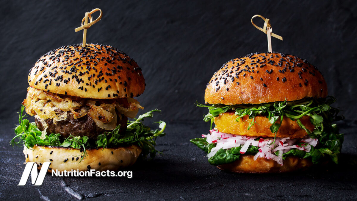 una hamburguesa de carne y otra vegetal