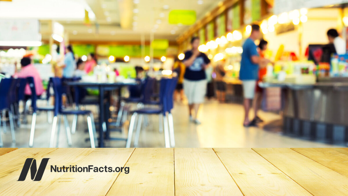 Defocused photo of food court